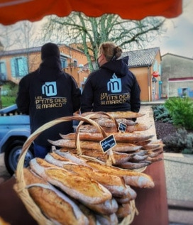 Vente de pain sur un marché des ptits dejs de Marco.